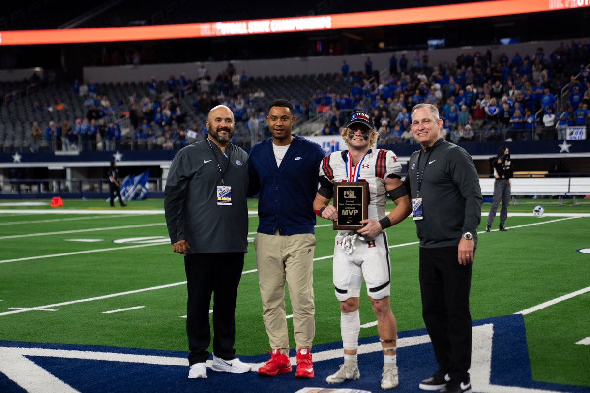 Hamilton captures its first football state championship with a 21-7 win over Joaquin, leaning on a dominant defense and a punishing run game at AT&amp;T Stadium.

Recap and more photos here: texashsfootball.com/hamilton-bulld…