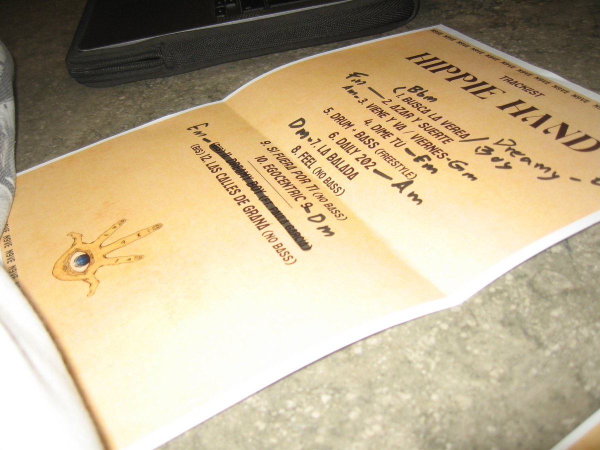 Gracias a todos los que habéis estado ahí este año, 2026 viene cargado de música y conciertos, más que nunca🚀🚀

Feliz navidad a todoss y todass, nos vemos el 24 por ahí🎄❤️