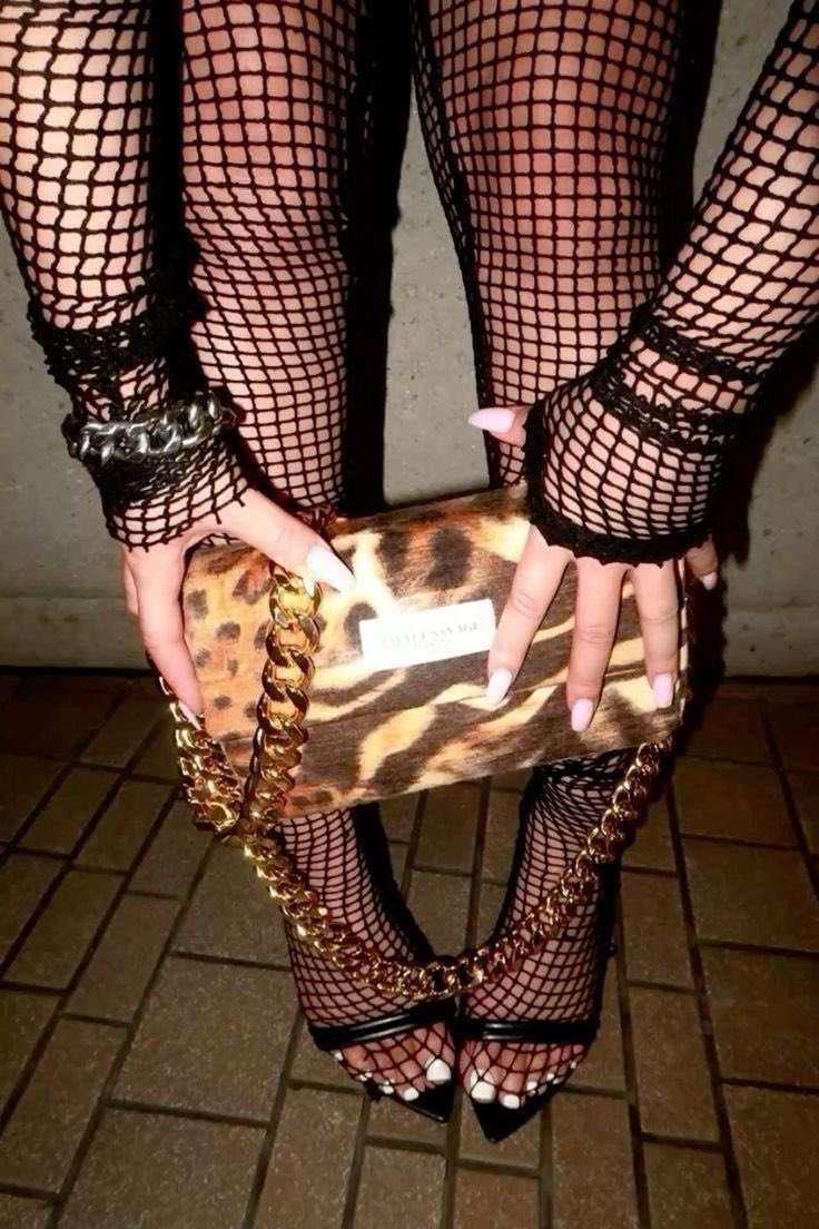 bitedesires's tweet image. she’s a 10 but she dresses like a monster high doll