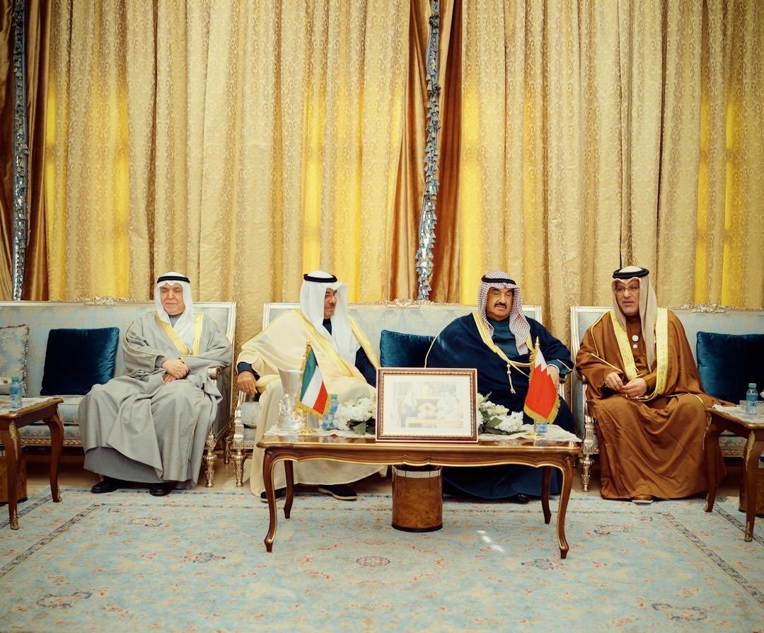 BahrainEmbKW's tweet image. استقبل سعادة السفير صلاح علي المالكي سفير مملكة البحرين لدى دولة الكويت سمو الشيخ ناصر المحمد الصباح وسمو الشيخ أحمد نواف الأحمد الصباح في مقر السفارة للتهنئة بمناسبة احتفال مملكة البحرين بأعيادها الوطنية،وعيد الجلوس السادس والعشرين لحضرة صاحب الجلالة الملك المعظم حفظه الله ورعاه