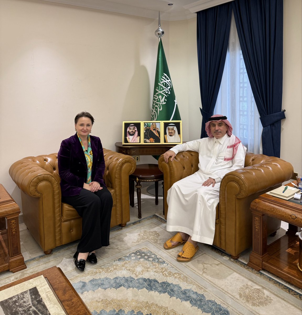 #أبوظبي | أستقبل سعادة سفير خادم الحرمين الشريفين #سلطان_اللويحان_العنقري ، في مكتبه بالسفارة ، سعادة السفيرة/ Dana Goldfinča سفيرة جمهورية #لاتفيا لدى دولة الإمارات العربية المتحدة ، جرى خلال اللقاء إستعراض العلاقات الثنائية بين البلدين الصديقين .