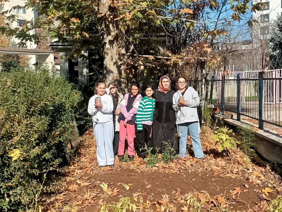 Yerli Malı Haftasında, öğrencilerimize yerli malının önemini öğretmek için Tohum Ekme etkinliği yapıldı. Amaç bilinçli nesillerin yetişmesi için, yerli malının üretimine destek vermektir.

<a href="/kayapinarmem/">Kayapınar İlçe Millî Eğitim Müdürlüğü</a> 
<a href="/Diyarbakirmem/">Diyarbakır İl Millî Eğitim Müdürlüğü</a>