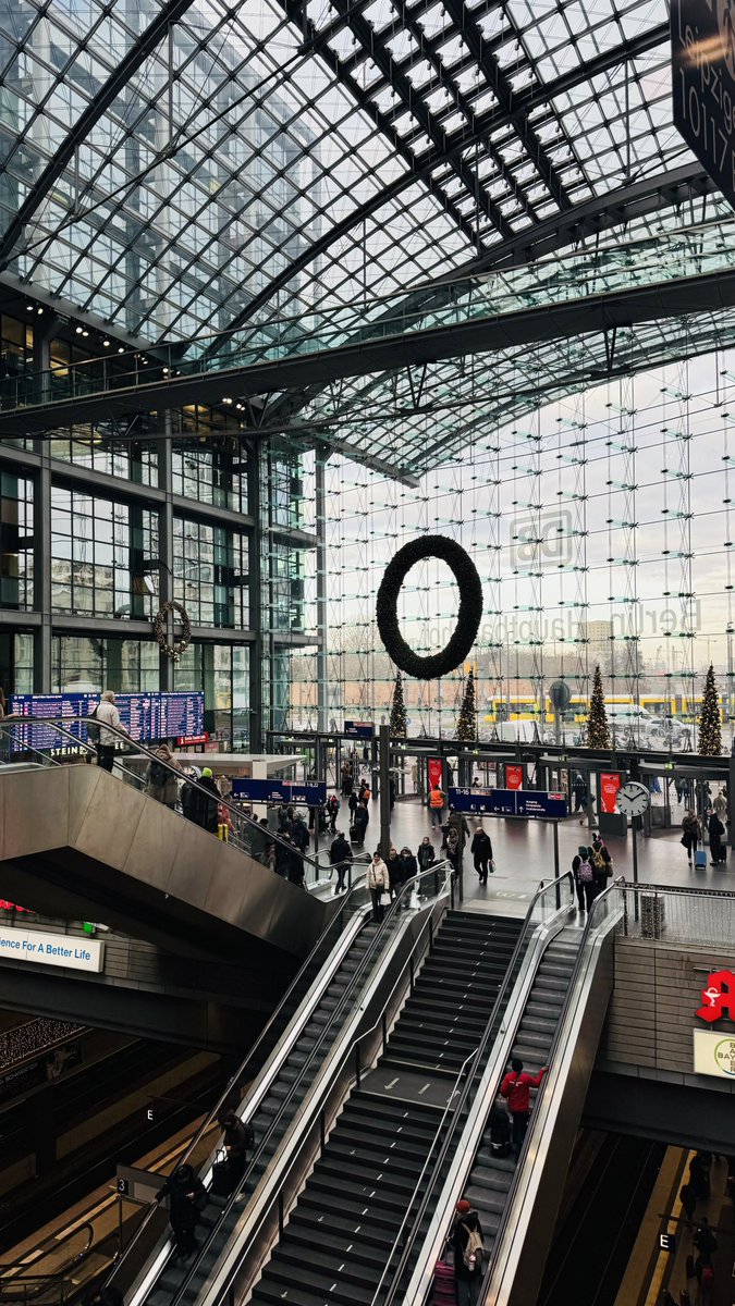 ElliotMontag's tweet photo. Berlin train station is definitely a good looking one 💯 https://t.co/wOUqLgdnLj