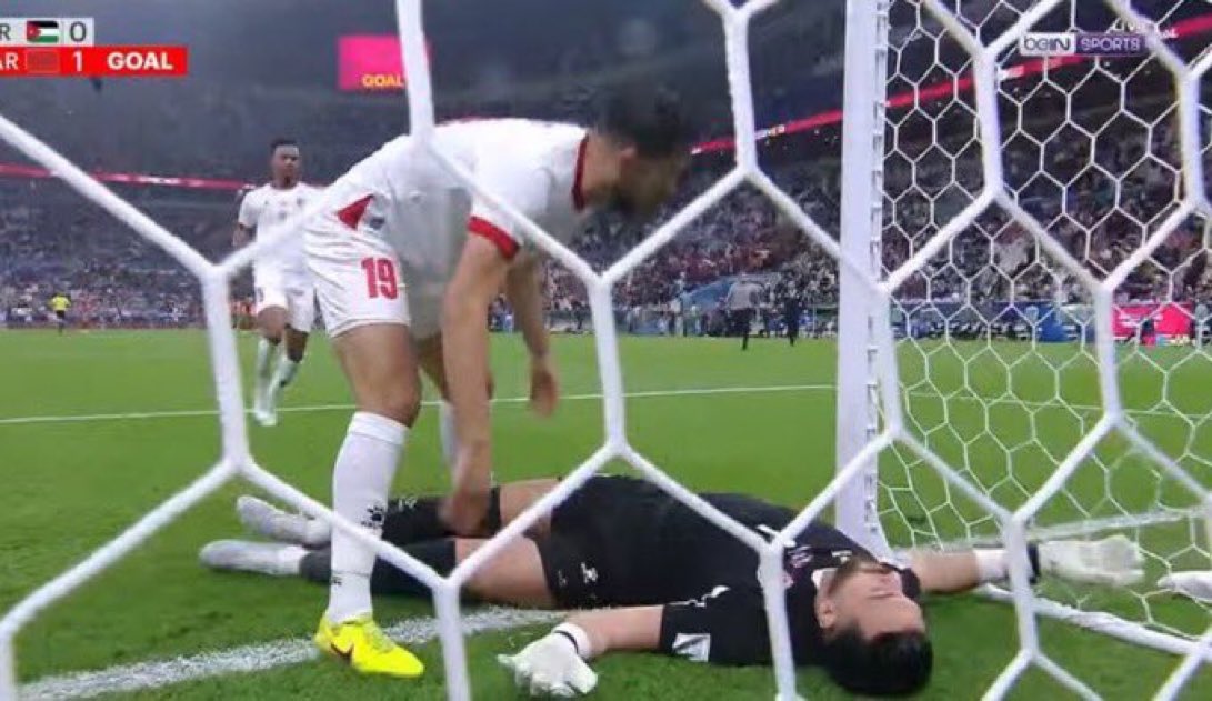 الحارس: أوقفنا الهجمة ✔️
المرمى: لا… دخلت ⚽😂
#المغرب_الاردن