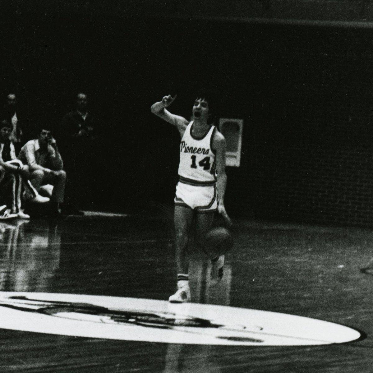 #TBT to December 6, 1975 and Denver's 122-64 win over Northern Montana to improve to 2-0 in the 1975-76 season. The game was Denver's single-game points record before Tuesday's 129-point night in Hamilton Gymnasium. 
#GoPios