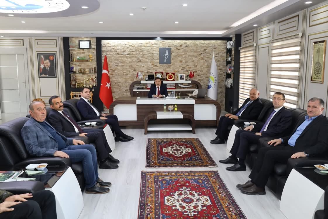 Kayseri Valimiz Gökmen Çiçek Yahyalı Belediyesini ziyaretinde Kaymakam İbrahim Gültekin, Belediye Başkanı Esat Öztürk'le birlikte Odamız Başkanı Ahmet Koyuncu'da yer aldı. İlçemizde yürütülen projeler ile durum değerlendirmesinde bulunuldu.18.12.2025