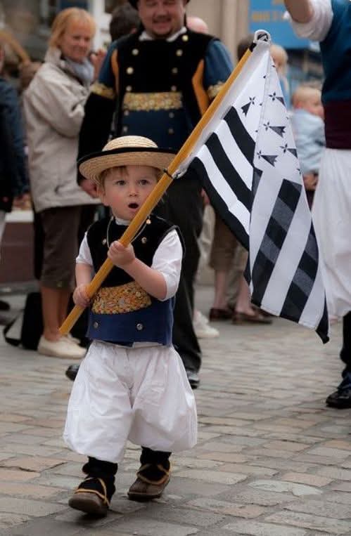 "La #Bretagne n'a pas de papiers, elle n'existe que si à chaque génération, des hommes et des femmes se reconnaissent Bretons. À cette heure, des enfants naissent en Bretagne. Seront- ils Bretons? Nul ne le sait, à chacun, l'âge venu, la découverte ou l'ignorance"