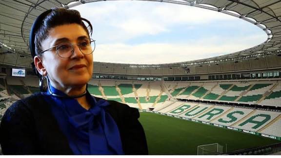 gulderenvarli's tweet image. TFF dün Bursaspor tribünlerindeki faşist ve ahlaksız gruba ceza vermediği için, bugün aynı zihniyet Ankara Spor tribünlerinde rahatça ortaya çıktı.
Bu tekrarın sorumlusu sizce kim @TFF_Org 

Bir #LeylaZana, susan ve sessiz kalan herkesin toplamından büyüktür.