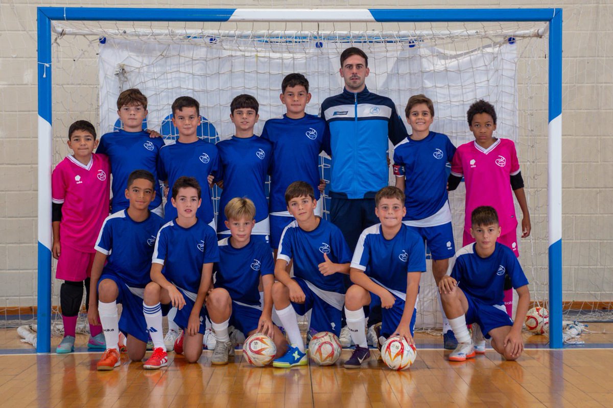 💙 Mucha suerte, azules

👉 Mucha suerte a nuestros equipos de iniciación, benjamín y alevín en el Torneo de Reyes.

🙌 Toda la familia de Pirineos con vosotros.

🔹 Aunque Joni no salga en la foto, iremos a por la victoria por ti.

#GoBlues