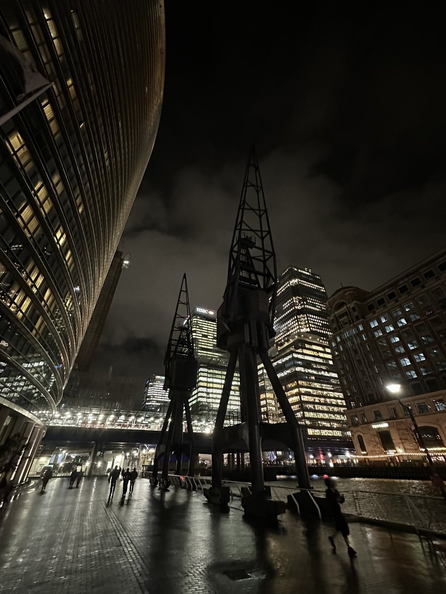 London_W4's tweet image. For my younger viewers on here (because incredibly, I now have people under 30 who see my posts) those two black, pointy things here tonight, are cranes. They used to unload cargo ships that docked here in Canary Wharf. Contrary to what some think, this area wasn’t built as a…