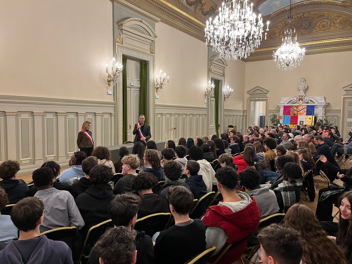 FrancoisDagnaud's tweet image. Dernière des 13 cérémonies de remise des diplômes DNB ce soir avec les élèves du collège Chappe-Grinspan. Savoirs /savoir-faire / savoir être  sont les piliers de votre réussite. 

Bravo à tous les lauréats et bonnes vacances !