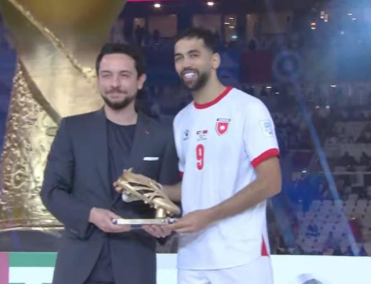 عاجل ولي العهد يتوج علي علوان بلقب هداف كأس العرب 2025 