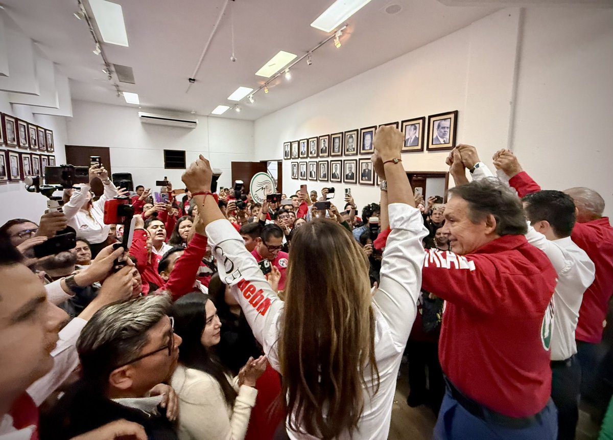 Jorge_Meade's tweet image. En representación del Presidente del CEN @PRI_Nacional @alitomorenoc tome protesta a la Dip. @xitlalicceja y @LorenzoRiveraN, como Presidenta y Secretario General del @PRIdePUEBLA para el periodo 2025-2029. 

¡Unidad e inclusión fortaleza del partido!