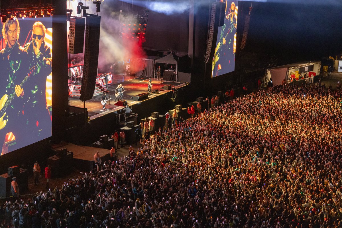 gunsnroses's tweet image. This one is for you, Curitiba! We are back in Brazil soon. 🇧🇷