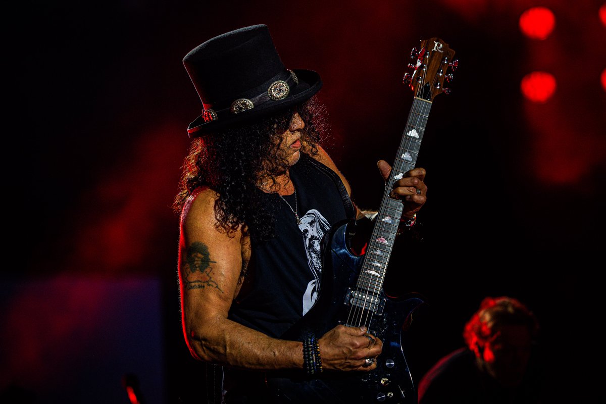 gunsnroses's tweet image. This one is for you, Curitiba! We are back in Brazil soon. 🇧🇷