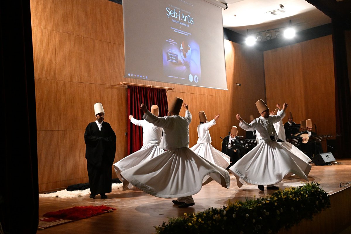 DrVeyselTiryaki's tweet photo. Hz. Mevlânâ’nın 752. vuslat yıldönümü münasebetiyle, Ankara Müzik ve Güzel Sanatlar Üniversitesi Klasik Türk Müziği Topluluğu tarafından Şair Bâki Kültür Merkezimizde icra edilen Şeb-i Arûs – Mevlevî Mukabelesi programına ev sahipliği yaptık.

Gönüllere huzur veren bu müstesna gecede, Hz. Mevlânâ'nın sevgi, hoşgörü ve hikmetle yoğrulmuş mesajlarını bir kez daha idrak etme imkânı bulduk. 

Altındağlı hemşehrilerimizin yoğun ilgi gösterdiği bu anlamlı etkinlikte; başta Ankara Müzik ve Güzel Sanatlar Üniversitesi Rektörü Prof. Dr. Erhan Özden olmak üzere tüm sanatçılarımıza ve emeği geçen herkese gönülden teşekkür ediyorum.
