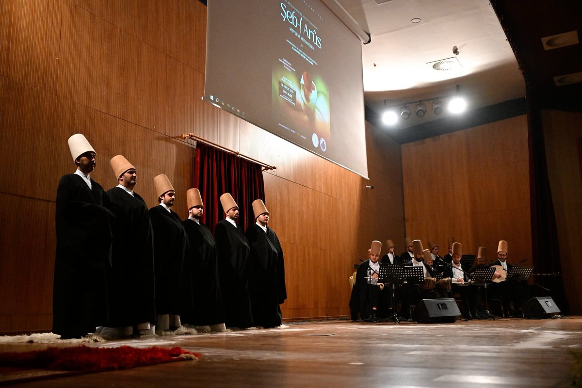 Hz. Mevlânâ’nın 752. vuslat yıldönümü münasebetiyle, Ankara Müzik ve Güzel Sanatlar Üniversitesi Klasik Türk Müziği Topluluğu tarafından Şair Bâki Kültür Merkezimizde icra edilen Şeb-i Arûs – Mevlevî Mukabelesi programına ev sahipliği yaptık.

Gönüllere huzur veren bu müstesna