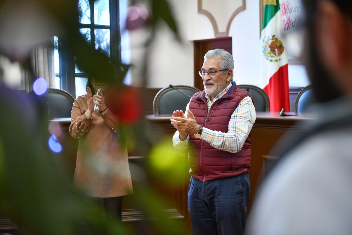 IslasAlbertoR's tweet photo. La Rama llegó a Palacio Municipal como una muestra viva de nuestras tradiciones.

Recibimos con gusto a las y los integrantes del Club de Taekwondo Pumas Myeong Xalapa, quienes combinaron cultura y deporte en un encuentro lleno de alegría. https://t.co/adxjq4EVww