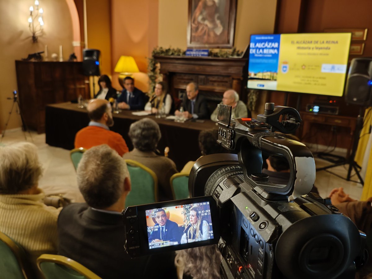 Presentación del libro de Antonio Montero dedicado al Alcázar de la Reina. Presentación en el salón de la reina del propio hotel q lleva su nombre <a href="/turismocarmona/">Turismo Carmona</a> <a href="/CarmonaAyto/">Ayuntamiento Carmona</a>