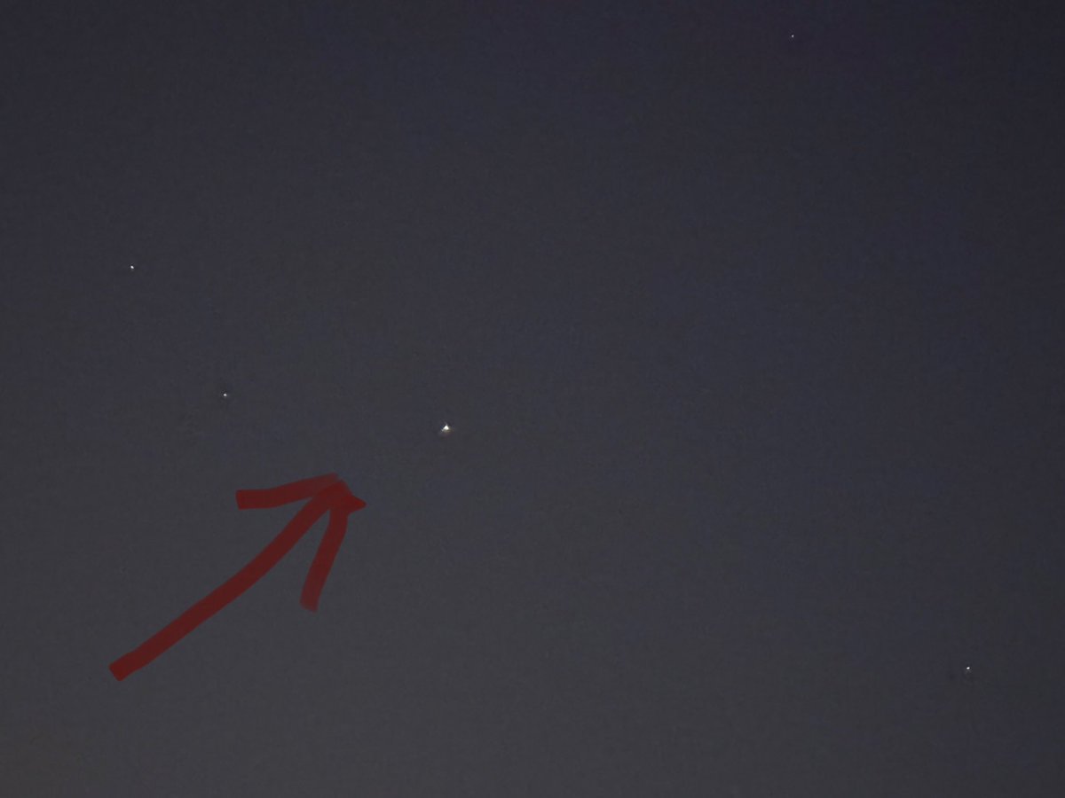 للمهتمين!
كوكب المشتري واااضح جدا في الشرق بزاوية تقريبا ٤٥ درجة.