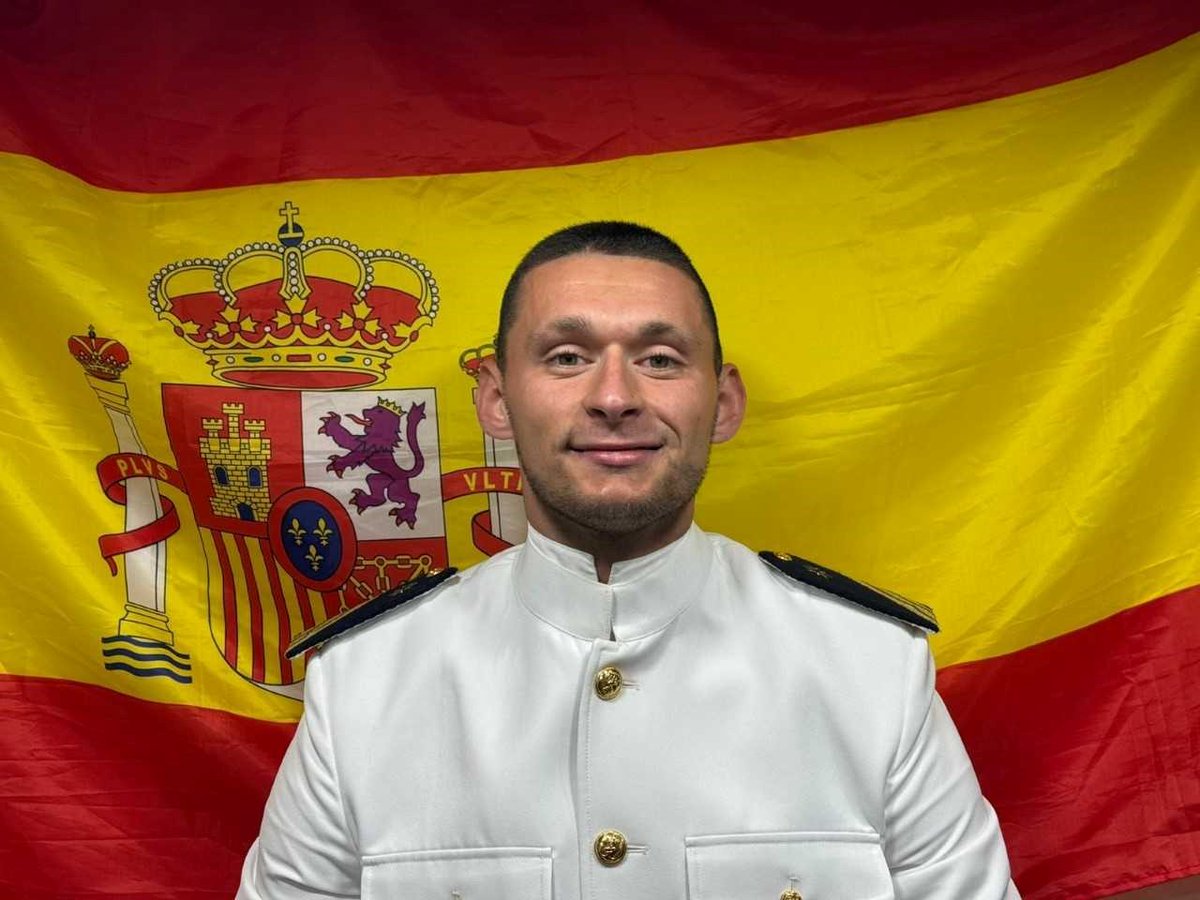 Armada_esp's tweet photo. ⚓Orgullosos de los valores de nuestros marinos.

💪El Sargento Jorge De La Cruz  junto con el Marinero Carlos Buzón , se encontraban en las cercanías del Arsenal de Las Palmas cuando contribuyeron meritoriamente al rescate de una ciudadana que se encontraba bajo secuestro. https://t.co/ElMcGn9i40