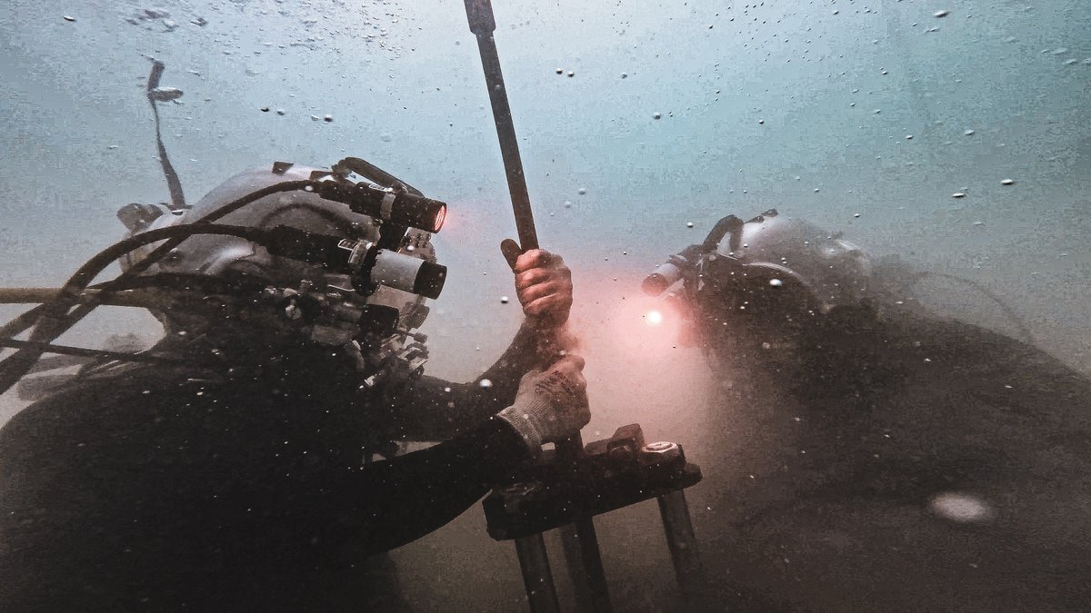 DiveKirbyMorgan's tweet image. #MilitaryMonday

U.S. Navy Seabee divers with Underwater Construction Team 1 extract seafloor soil testing rods during operations in Port Brizine, Croatia.

📸 by Engineering Aide 2nd Class Noah LaScola