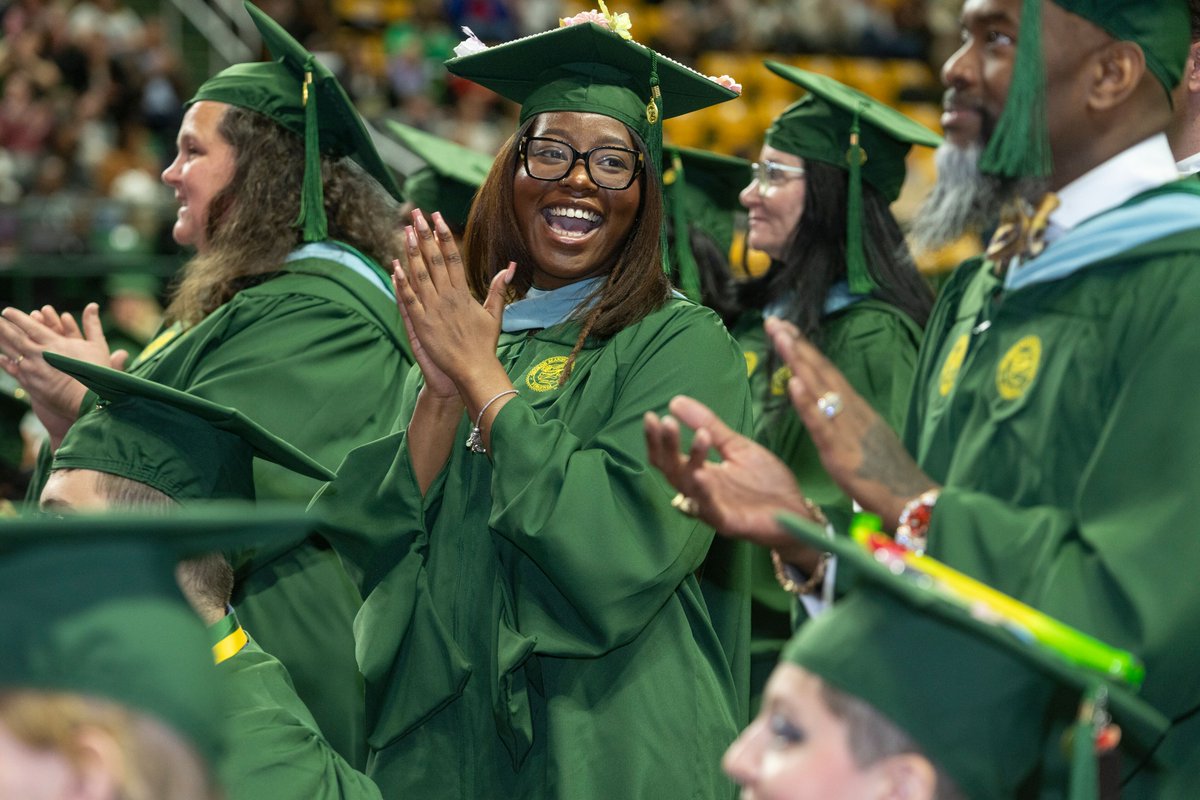GeorgeMasonCHSS's tweet photo. Today's Winter Commencement Ceremony was unforgettable! Congratulations to our newest alumni, #Mason2025! 🎓💚💛

#MasonGrad #Mason2025
📸 Creative Services https://t.co/wtszGH8h57