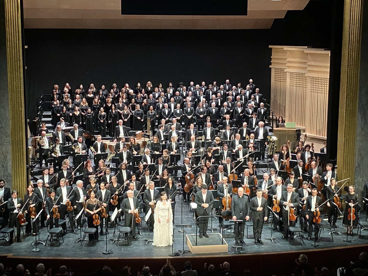 Guiguiii94's tweet photo. Des Cloches assez ternes et une symphonie n3 bien plus colorée, sonnante et vivante (malgré les limites de l’œuvre, plaisante mais brouillonne) pour ce concert Rachmaninov de Noël par le @nationaldefce et Macelaru + Rebeka, Petrov, Roslavets et le chœur de RF au #TCEopera. https://t.co/kwZnuid8Jj