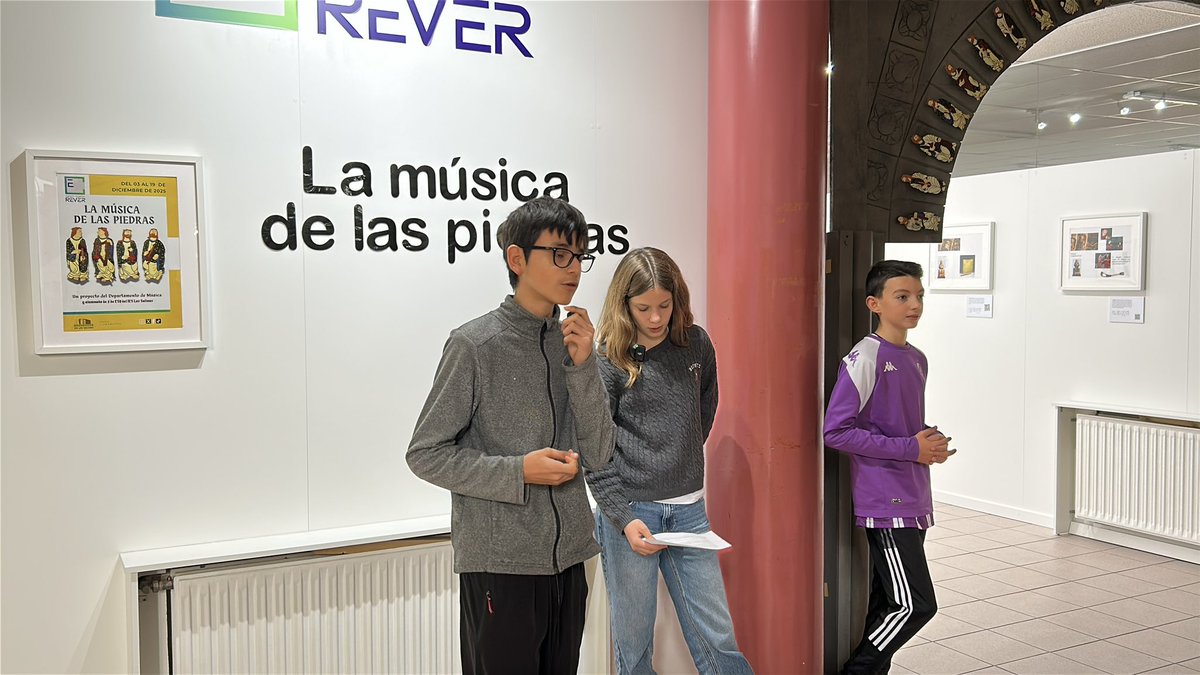 REVERsalinas's tweet photo. El alumnado toma la palabra en “La música de las piedras”
Como ya es tradición en cada exposición, el alumnado ha sido el encargado de guiar al profesorado en la visita a “La música de las piedras”, una original propuesta del Departamento de Música. https://t.co/t53WXHUxw1