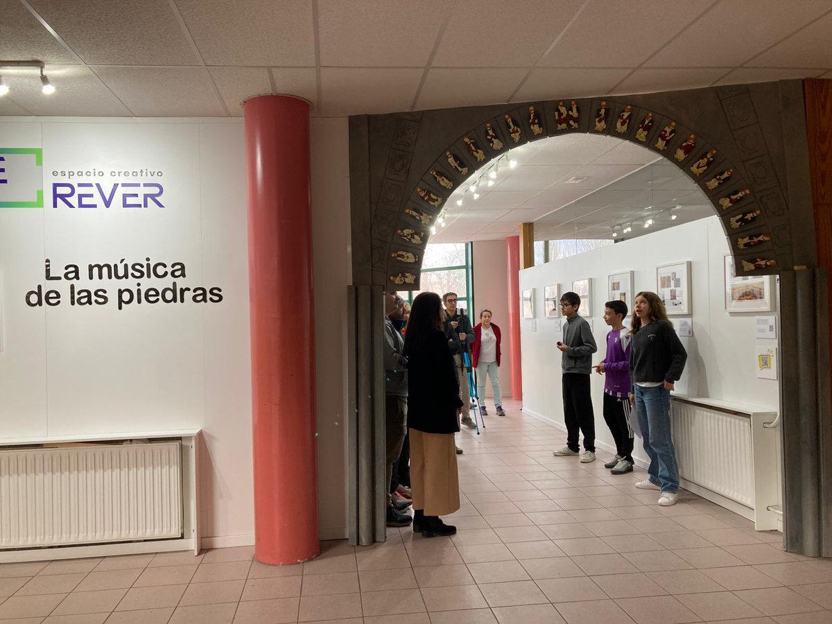 REVERsalinas's tweet photo. El alumnado toma la palabra en “La música de las piedras”
Como ya es tradición en cada exposición, el alumnado ha sido el encargado de guiar al profesorado en la visita a “La música de las piedras”, una original propuesta del Departamento de Música. https://t.co/t53WXHUxw1