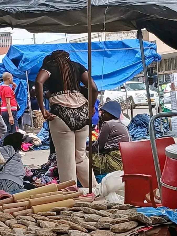 HotspotZim's tweet photo. Vakadzi vakasekererwa kuma bhero uko vanofarisa https://t.co/oiRVHq8qR3