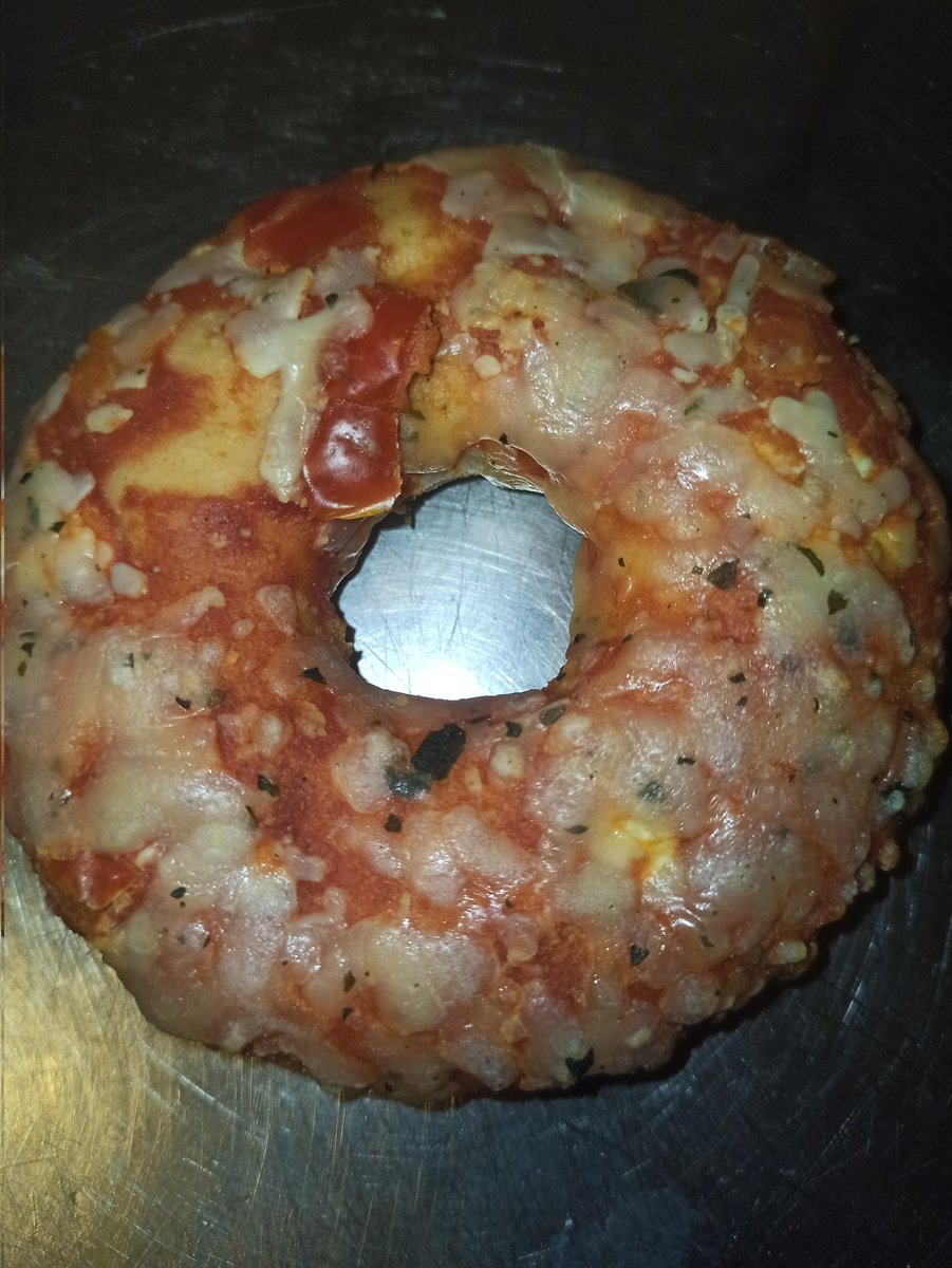 Ma femme qui revient des courses avec... 1 donuts pizza. 🤣

(oui elle achète n'importe quoi) 😁