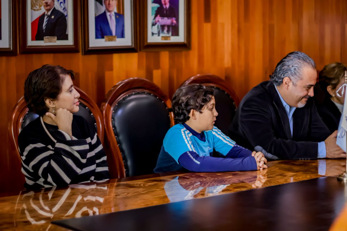 cicej_'s tweet photo. Nuestro Colegio, como muestra de solidaridad y respeto, realizó la entrega de apoyos post-mortem a la familia del Ing. Ricardo Solórzano Villaseñor, quien formó parte de nuestra comunidad como Colegiado. Este acto representa el acompañamiento permanente del CICEJ hacia quienes han contribuido al gremio.