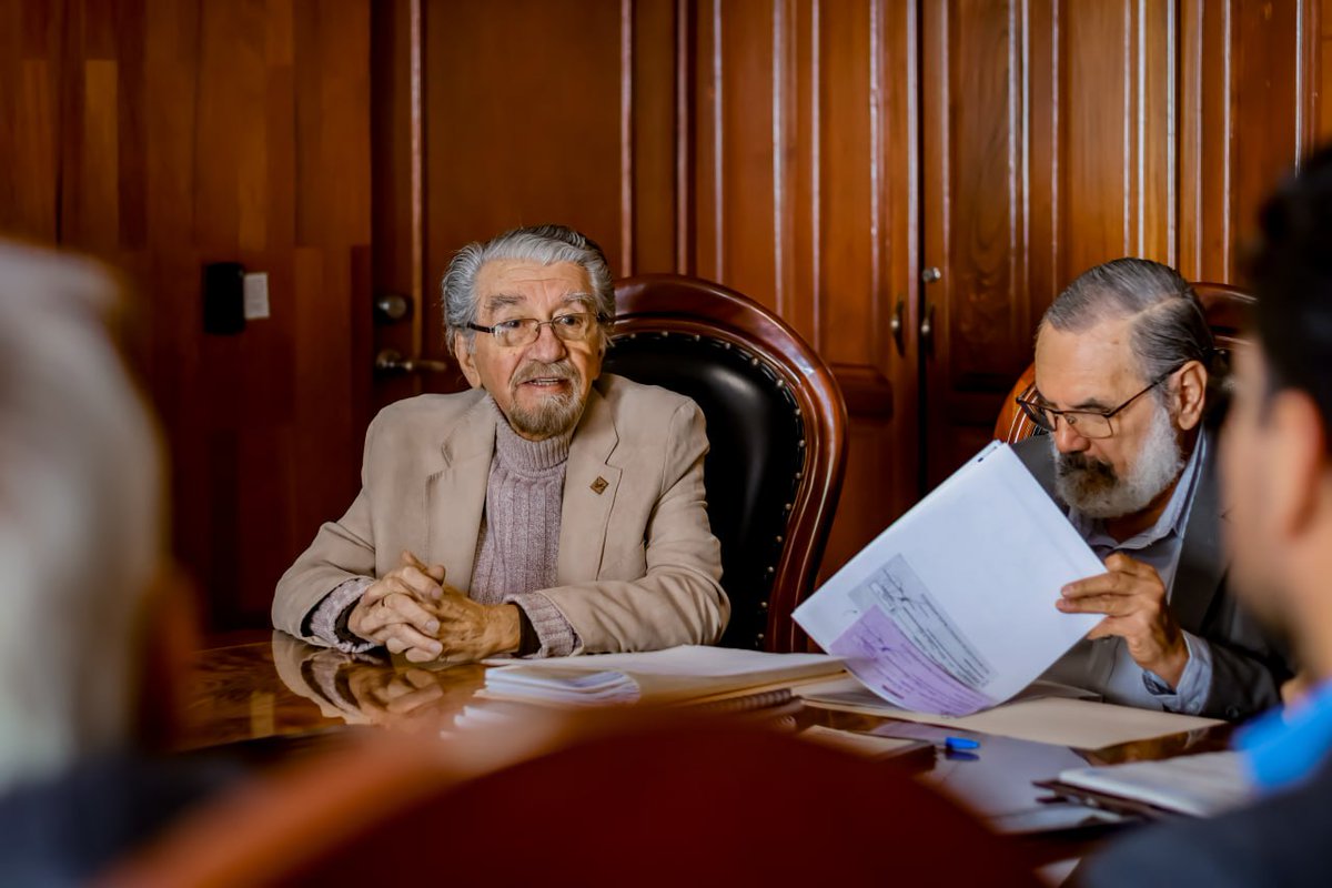 cicej_'s tweet photo. Nuestro Colegio, como muestra de solidaridad y respeto, realizó la entrega de apoyos post-mortem a la familia del Ing. Ricardo Solórzano Villaseñor, quien formó parte de nuestra comunidad como Colegiado. Este acto representa el acompañamiento permanente del CICEJ hacia quienes han contribuido al gremio.