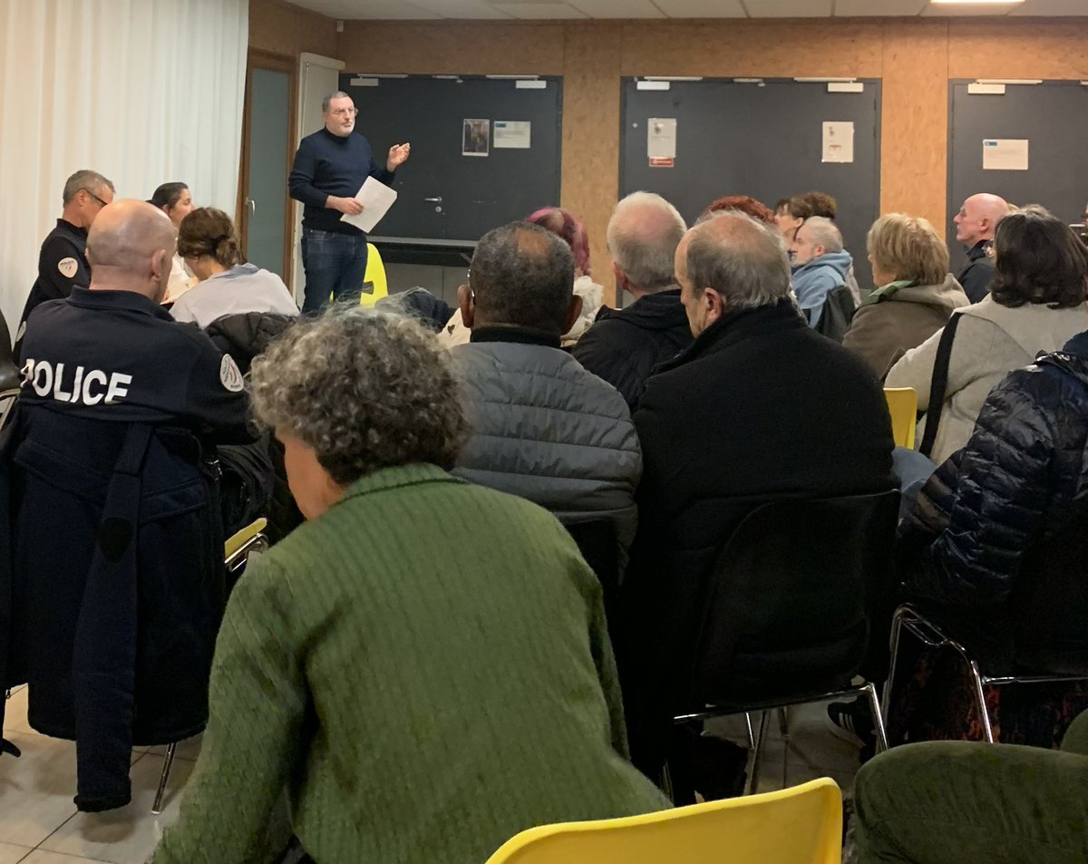 Réunion publique ce soir à Port Boyer, en présence de la directrice de cabinet du préfet et du directeur adjoint de la Police nationale en Loire-Atlantique. Merci aux habitants pour la qualité des échanges. Nous partageons leurs inquiétudes. La lutte contre le narcotrafic exige