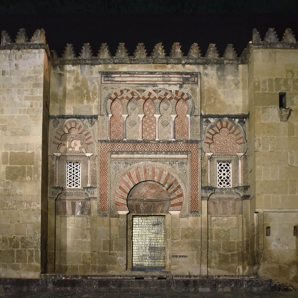 Paseíto nocturno por la Córdoba califal: La llamada Puerta de Al-Hakam II de la Mezquita 🤩
#BuenasNoches