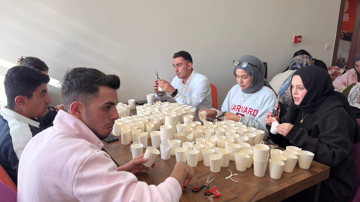 GSB_BitlisGM's tweet photo. Bu Bir Gönüllülük Harekatı 

Bitlis Gençlik Merkezi olarak gönüllülerimiz ile birlikte #GençOfis'te köy okulları için üretmeye devam ediyoruz. Hediyelik çantalarımız hazır,🙏🙂
#GSBGM https://t.co/fOtvkPNsvO