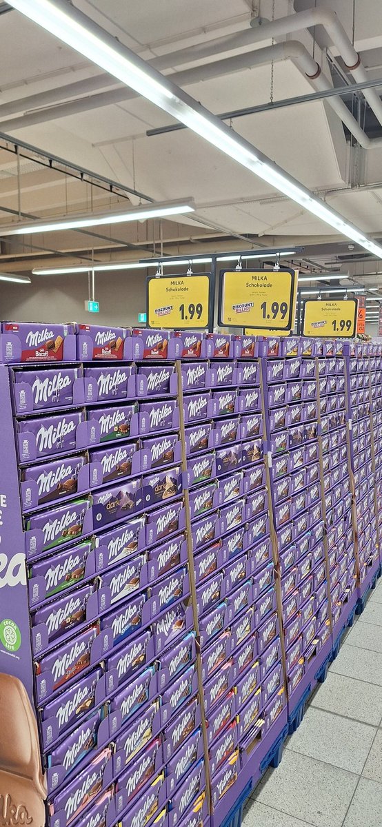 HeimatliebeDE's tweet photo. Die Regale bleiben gefüllt.
Nicht nur bei Milka. Auch bei Lindt.

Die Preise sind dieses Jahr wirklich utopisch.
Einfach nicht kaufen, dann werden die Preise auch wieder angepasst. https://t.co/i29fokY6mg