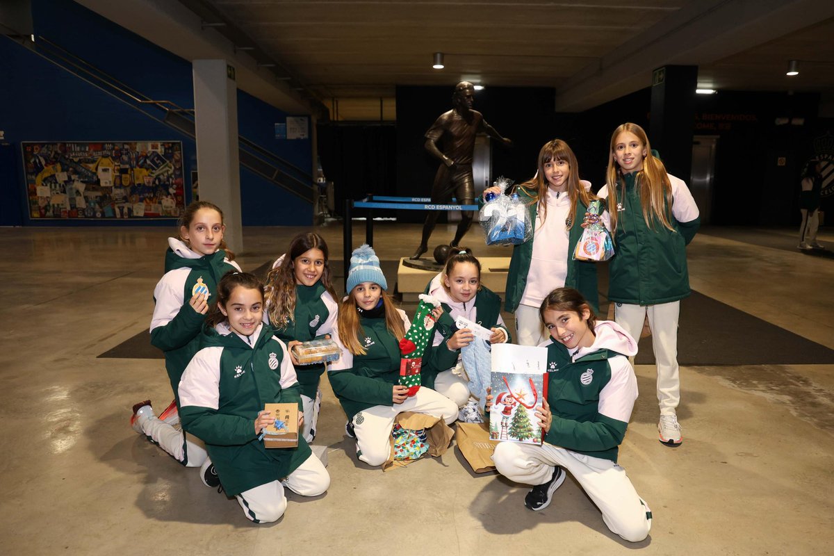 RCDE_La21's tweet photo. 🎄Avui les nostres jugadores de #La21 han gaudit d’una gran jornada nadalenca! 

🏟️Han realitzat el tour a l’ RCDE Stadium de la mà de la #FundacióRCDE i han fet entrega de l’amiga invisible! 🎁 https://t.co/OG5pIsK0tw