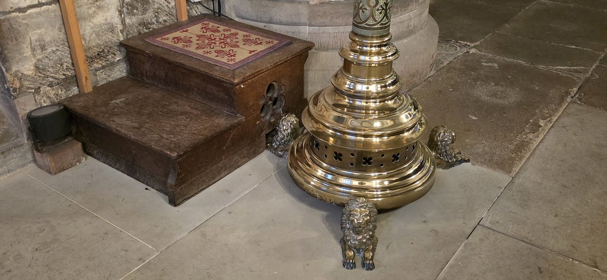 scarabcat's tweet photo. #TinyLions on guard! I keep thinking the rear ๐ฆ is patiently waiting for a Much Wenlock church ๐ to come out of the holes... ๐คฃ https://t.co/PTApdE111L