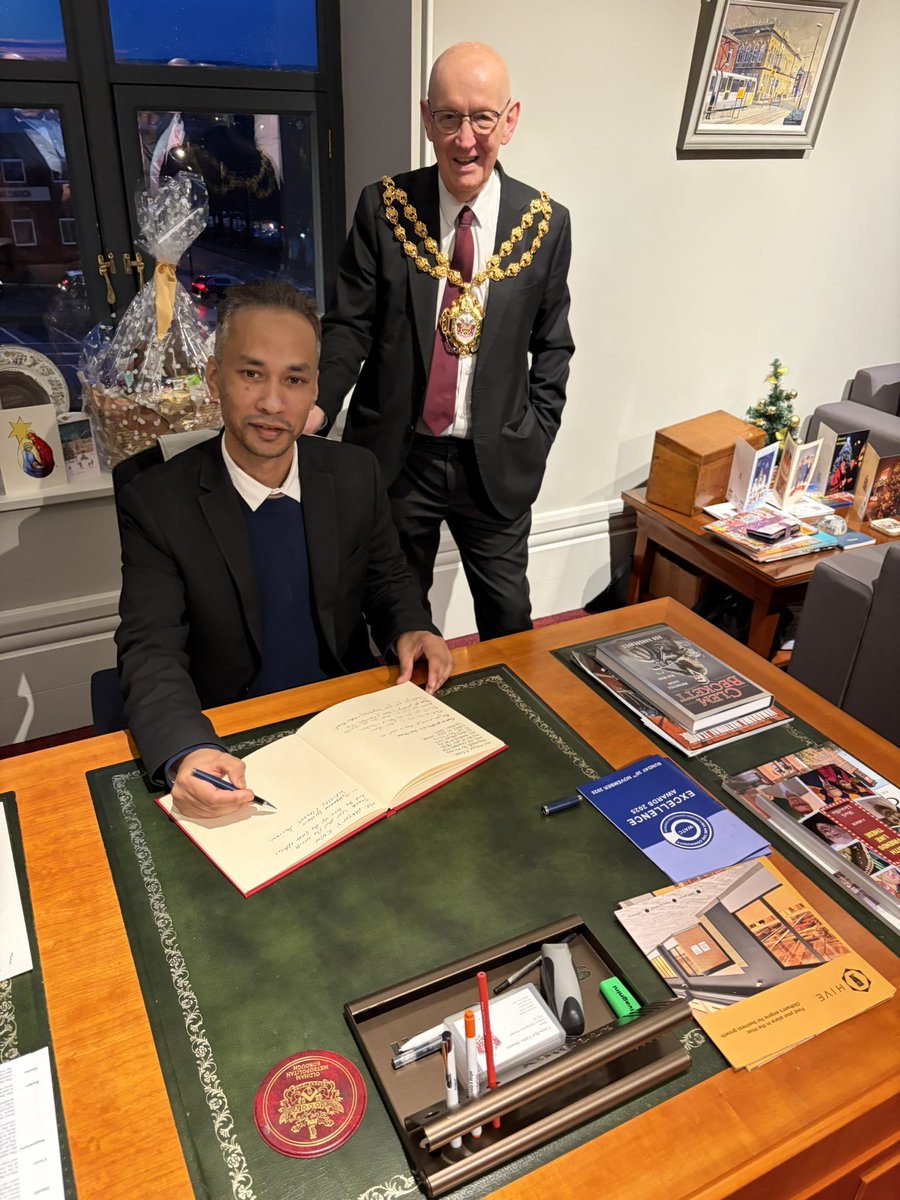 k4shf's tweet photo. Was great to invite #LoveOldham Businesses to a second #TeaWithOldhamMayor today @OldhamCouncil hosted by @EddieMoores12 👏👏👏got a behind the scenes tour of the parlour &amp; council chamber 👍Welcomes @wrigleyclaydon #OldhamHour https://t.co/dQVw06GHBG