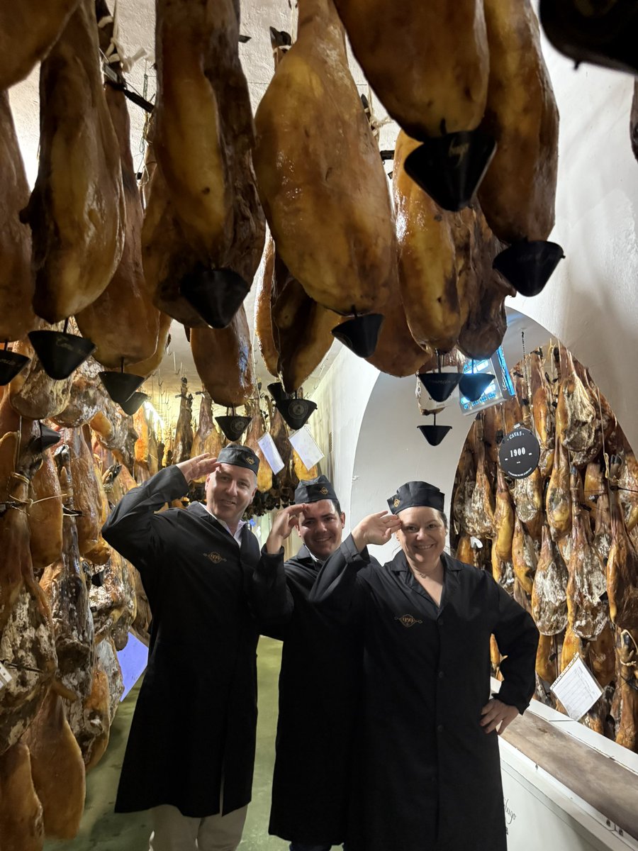 Ya está disponible en nuestro canal de YouTube el primer episodio de nuestra miniserie, en la que nos colamos en un evento de 959 junto al actual Campeón de España de Cortadores de Jamón, Antonio González Cárdeno 🇪🇸🏆🐽🔪
Dale al play 🥰 youtu.be/pmgTd5Ahvo8