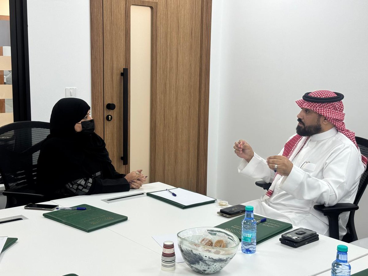 استقبلت سعادة الأستاذه ورده الحازمي رئيس قسم المسؤولية الإجتماعية و العمل التطوعي بإدارة #تعليم_المدينة سعادة المستشار عبدالعزيز المقنص رئيس مجلس الإدارة و الفريق التنفيذي للمركز لمناقشة أوجه التعاون والعمل المشترك في تمكين #التطوع_المنتج للمساهمة في تعظيم أثر الفرص التطوعية