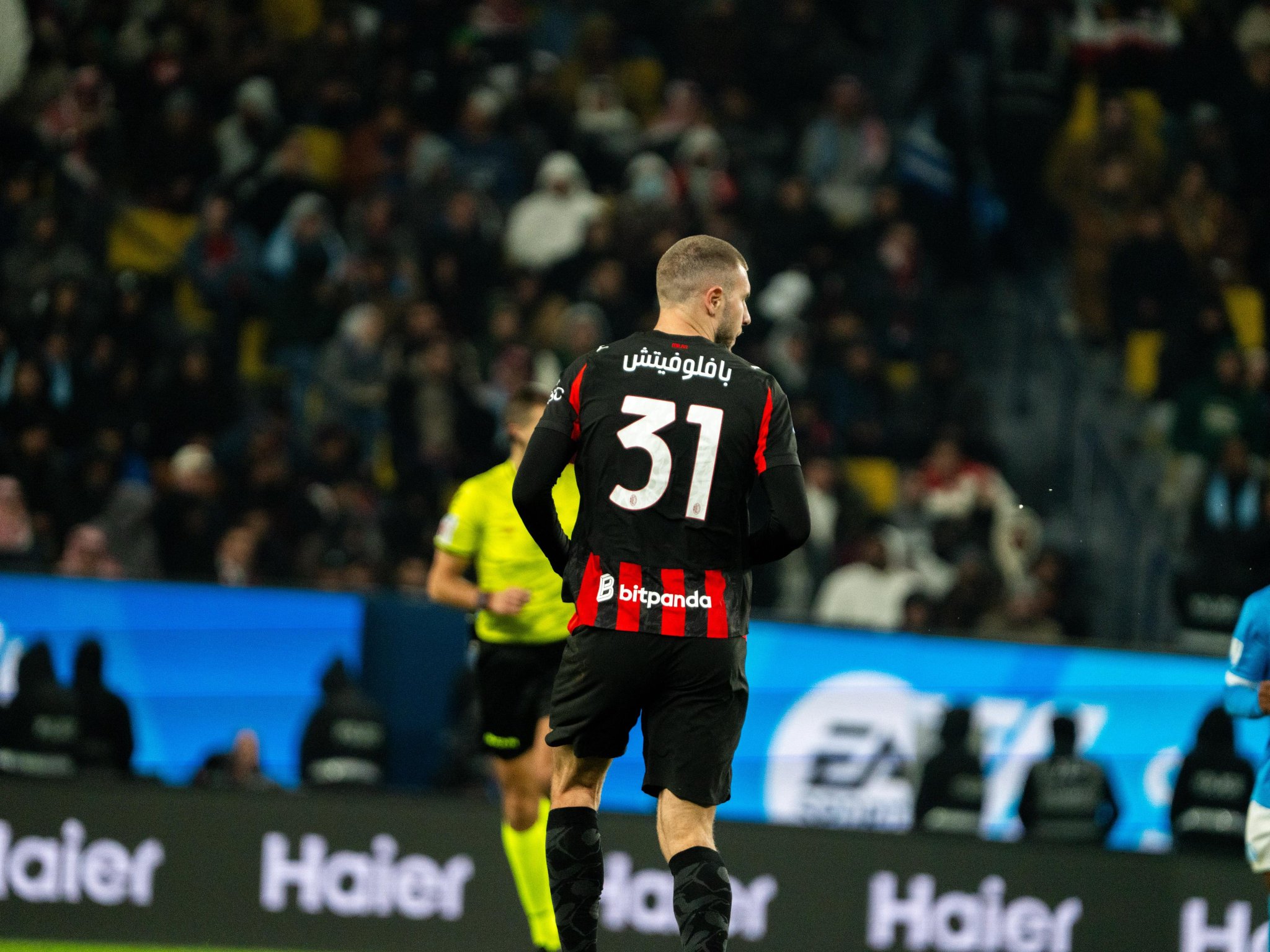 فريق ميلان يظهر في السوبر الإيطالي بقمصان كُتب عليها أسماء اللاعبين باللغة العربية.. يزيد المطلق 