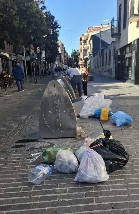 ERCerdanyola's tweet photo. El PSC prorroga el contracte de recollida de residus i neteja. 1,5 milions d’€ + que fa 5 anys. El mateix servei caducat el 2020 que embruta en lloc de netejar, cada any més car. I encara ens toca pagar el manteniment dels camions i maquinària obsoleta.
#Cerdanyola #PleCDV https://t.co/ZCNbZ5Gq9y