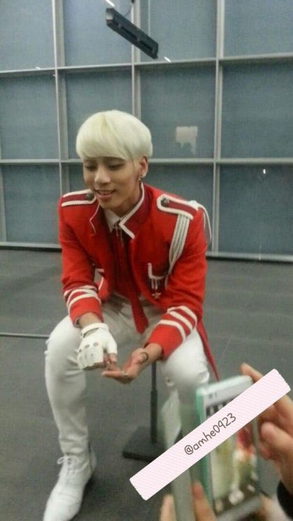 jonyungs's tweet image. 131011 when jonghyun had a surprise fan meet with shawols who waited a long time for the prerecording that day ♡