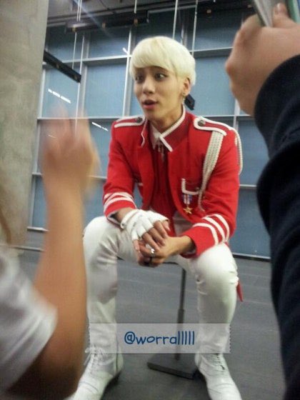 jonyungs's tweet image. 131011 when jonghyun had a surprise fan meet with shawols who waited a long time for the prerecording that day ♡