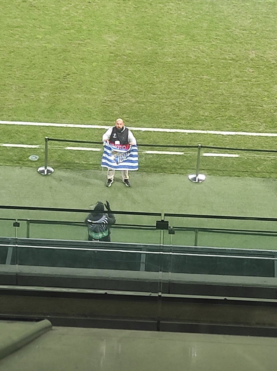 Dzisiaj zapowiada się na stypę w meczu #LEGLRI, więc najciekawsza rzecz przed pierwszym gwizdkiem to fotoreporter pozujący z flagą Malagi 😁