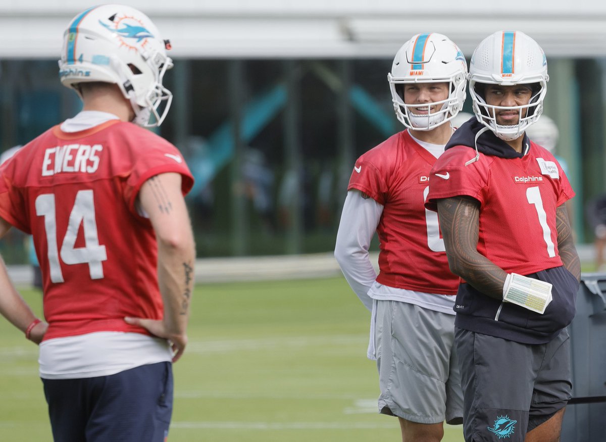FinsXtra's tweet image. 📸 Tua Tagovailoa watching on as Quinn Ewers practices for the first time as QB1. (@PhotoSSentinel, h/t @DavidFurones_) #PhinsUp