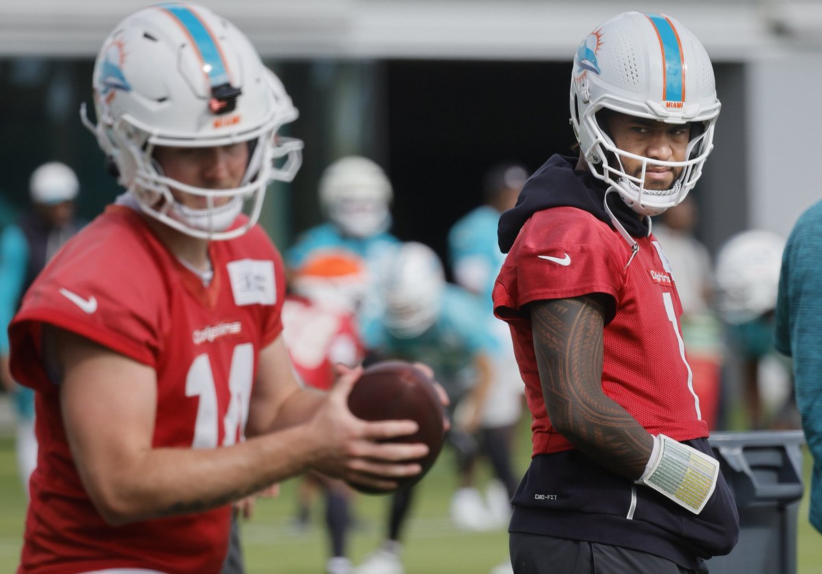 FinsXtra's tweet image. 📸 Tua Tagovailoa watching on as Quinn Ewers practices for the first time as QB1. (@PhotoSSentinel, h/t @DavidFurones_) #PhinsUp